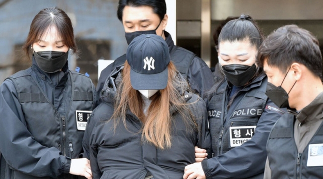 구미 3세 여아 친모로 알려진 '외할머니' B씨가 11일 오전 대구지법 김천지원에서 열린 영장실질심사를 마친 후 법정에서 나오고 있다 (사진=뉴시스 제공)