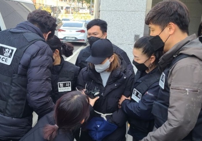 경북 구미에서 숨진 3세 여아의 친모 A(49)씨가 지난 17일 검찰 송치를 위해 구미경찰서에서 출발하고 있다 (사진=뉴시스 제공)