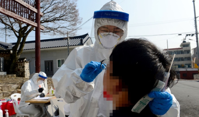 주말인 14일 오전 경남 남해군보건소 의료진인 남해읍 향교 앞 광장에 차려진 선별진료소에서 주민들을 대상으로 코로나19 검체 채취를 하고 있다. 이날 남해군은 지난 12일과 13일 코로나19 확진자가 집중적으로 발생한 A마을 주민(검사희망자)들을 대상으로 선제검사를 실시했다 (사진=뉴시스 제공)