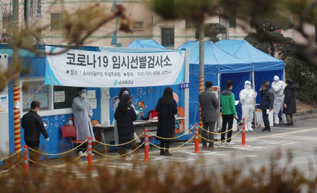 부천시 소재 종교단체인 승리제단과 오정동 학원 등에서 코로나19 확진자 53명이 발생한 이튿날인 지난달 10일 부천 소사보건소 선별진료소를 찾은 시민들이 검사를 받고 있다 (사진=뉴시스 제공)