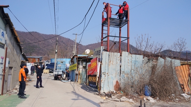 효성동 주민들은 스스로 망루에 올랐다.