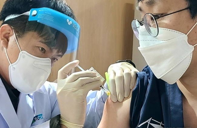  권역별 화이자 백신 접종 시작 첫날인 지난 3일 오전 충남 천안의 순천향대학교 천안병원 중부권역 코로나19 예방접종센터에서 의료기관 관계자가 화이자 접종을 하고 있다. (사진=뉴시스 제공)
