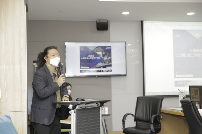 조형준 센터장이 연구센터에 대해 소개하고 있다.