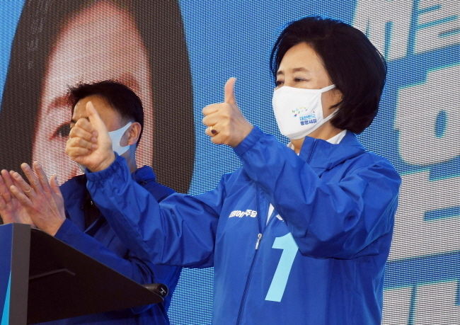 박영선 더불어민주당 서울시장 후보가 26일 서울 서대문구 신촌 현대백화점 앞에서 시민들에게 지지를 호소하고있다.