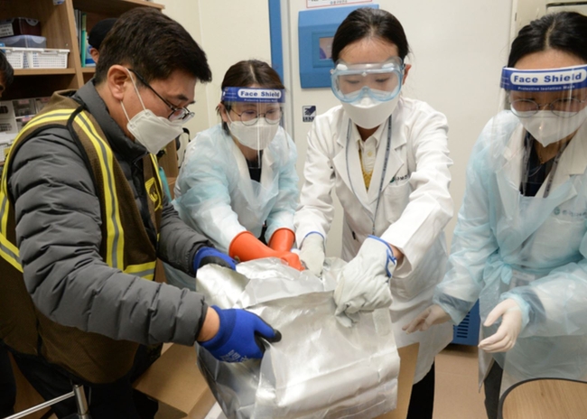 만 75세 이상 고령층 접종에 쓰일 미국 화이자의 코로나19 백신이 지난 24일 오후 울산 중구 동천체육관에 운송된 가운데 의료진이 아이스박스에서 백신을 꺼내고 있다 (사진=뉴시스 제공)