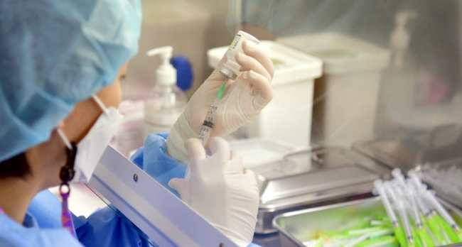 지난 24일 오전 광주 동구 조선대학교병원에 설치된 코로나19 백신 호남권역예방접종센터에서 화이자 백신 2차 접종이 시작된 가운데 의료진이 약품을 희석하고 있다 (사진=뉴시스 제공)