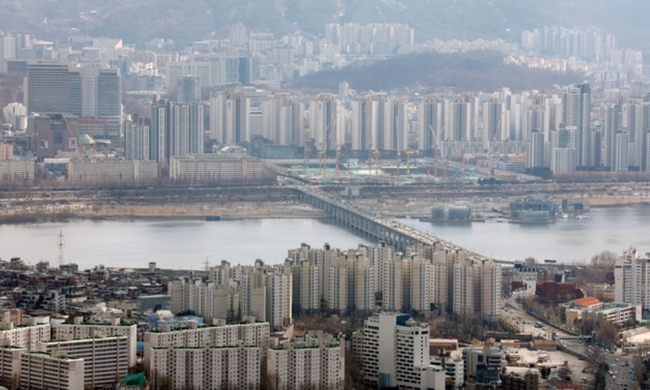 아파트 가격 상승폭이 확대되면서 국가 공인 통계에서 처음으로 서울 아파트 평균가격이 9억원을 넘어선 지난 2일 오후 서울 중구 남산서울타워 전망대에서 바라본 서울 시내 아파트 모습 (사진=뉴시스 제공)