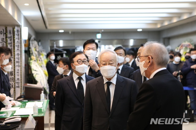 손경식 CJ그룹·한국경영자총협회 회장은 이날 오후 2시2분께 빈소를 찾았다. 조문 후 신 부회장 등과 접견실에서 잠시 이야기를 나눴다. 손 회장은 15분 가량 머물다 자리를 떠났다.(사진/뉴시스)