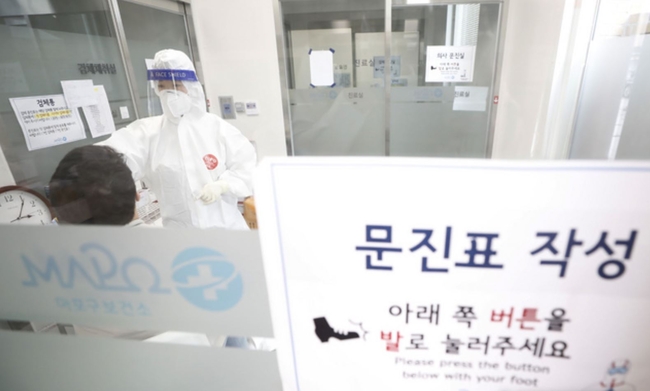 중앙방역대책본부에 따르면 0시 기준 신규 코로나19 확진자가 430명으로 집계된 지난 25일 서울 마포보건소 선별진료소에서 직원들이 검사 업무를 하고 있다. 누적 확진자는 지난해 1월 20일 국내 첫 확진자가 발생한 지 1년 2개월 만에 10만명을 넘었다 (사진=뉴시스 제공)