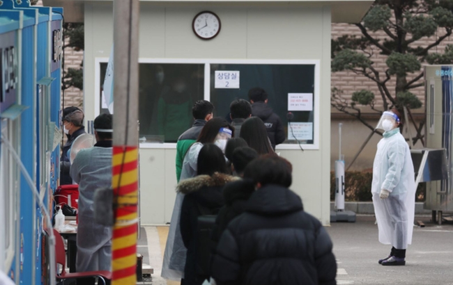 부천시 소재 종교단체인 승리제단과 오정동 학원 등에서 코로나19 확진자 53명이 발생한 이튿날인 지난달 10일 부천 소사보건소 선별진료소를 찾은 시민들이 검사를 받고 있다 (사진=뉴시스 제공)