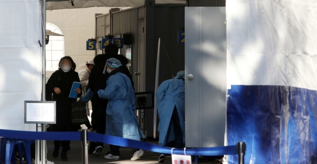 코로나19 신규 확진자가 77일만에 200명대로 내려간 지난달 8일 오전 서울 영등포보건소 내 선별진료소에서 의료진이 분주하게 움직이고 있다 (사진=뉴시스 제공)