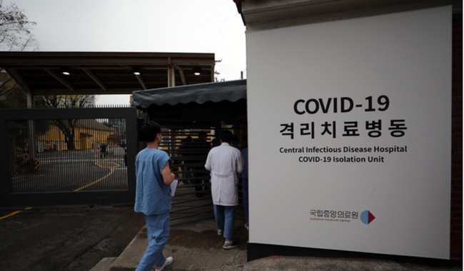 코로나19 환자 치료 의료기관 종사자에 대한 화이자 백신 2차 접종이 실시된 지난 20일 오전 서울 중구 국립중앙의료원 격리치료병동에서 의료진들이 오가고 있다 (사진=공동취재/뉴시스 제공) 