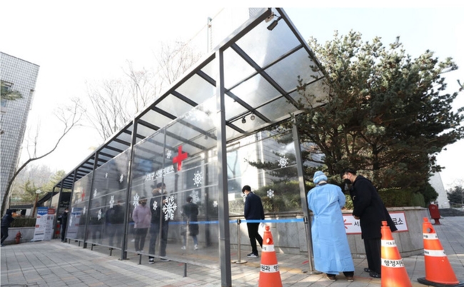 신종 코로나바이러스(코로나19) 감염증 신규 확진자 수가 398명으로 집계된 지난 5일 오전 서울 서초구 보건소에 마련된 선별진료소에서 시민들이 검사를 받기위해 대기하고 있다 (사진=뉴시스 제공)