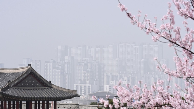전국 대부분 지역에 미세먼지와 황사가 '나쁨' 수준을 보인 지난 29일 오후 경기도 수원시 팔달구 수원화성 창룡문에서 바라본 도심이 뿌옇게 보이고 있다 (사진=뉴시스 제공)