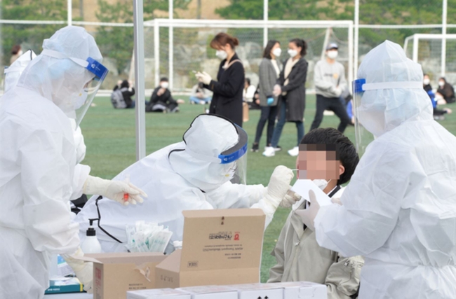 울산 동구 중학교 학생이 코로나19 확진 판정을 받은 지난 17일 오전 해당 중학교 선별진료소에서 이 학교 학생들이 코로나19 검사를 받고 있다 (사진=뉴시스 제공)