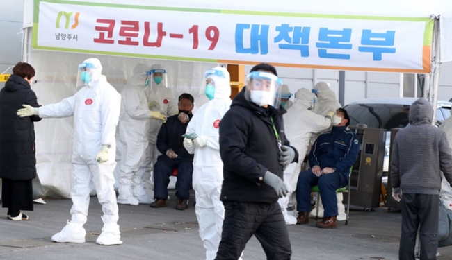 신종 코로나바이러스 감염증(코로나19) 집단감염이 발생한 경기 남양주 진관산업단지 내 한 플라스틱 공장 앞에 지난 17일 오전 선별진료소 가 설치되어 공단 근무자들이 검사를 받고 있다 (사진=뉴시스 제공)
