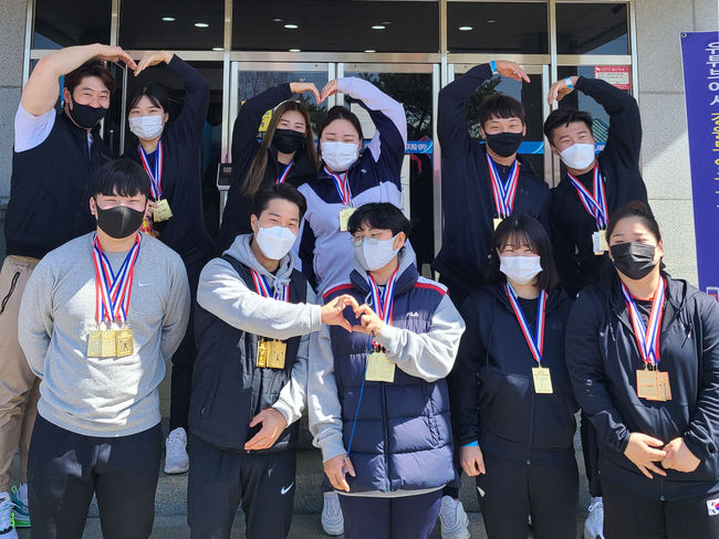 왼쪽 상단부터 시계방향으로 진영삼 감독, 박예인, 강지수, 이소정, 한근규, 하영수, 윤하제, 김지희, 김예은, 고우민, 김기호. 
