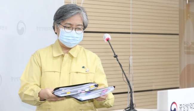 정은경 중앙방역대책본부장(질병관리청장)이 지난 22일 오후 충북 청주 질병관리청에서 코로나19 국내발생과 예방접종 현황 발표를 위해 단상에 오르고 있다 (사진=뉴시스 제공)