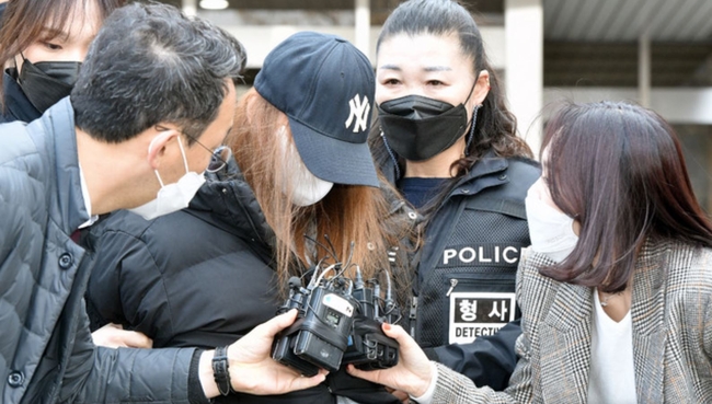 구미 3세 여아 친모로 알려진 '외할머니' B씨가 지난 11일 오전 대구지법 김천지원에서 열린 영장실질심사를 마친 후 법정에서 나오고 있다 (사진=뉴시스 제공)