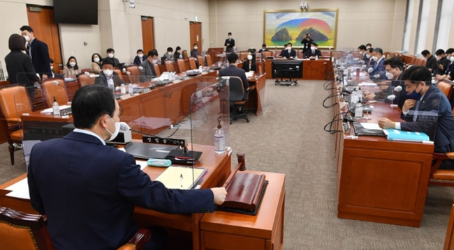 31일 오후 서울 여의도 국회에서 이해충돌방지법 심사를 위해 열린 정무위원회 법안심사제2소위원회에서 국민의힘 소속 성일종 위원장이 개의 선언을 하고 있다 (사진=공동취재/뉴시스 제공) 