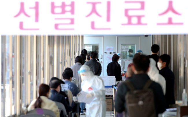 코로나19 신규 확진자가 506명 발생한 지난 31일 서울 동대문구 선별진료소에서 사람들이 코로나19 검사를 위해 줄지어 대기하고 있다. 질병관리청 중앙방역대책본부(방대본)에 따르면 이날 0시 기준 누적 확진자는 전날 0시 이후 506명이 증가한 10만3088명이다 (사진=뉴시스 제공)