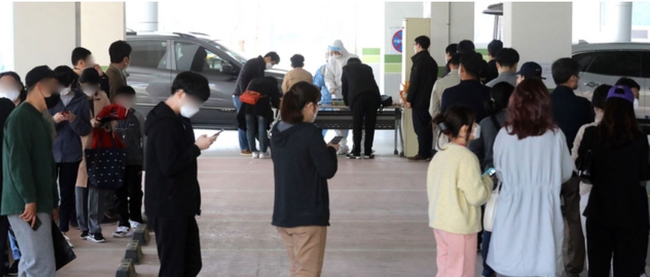 세종시 초등학교와 고등학교에서 코로나19 확진자가 집단으로 발생하며 방역에 비상이 걸린 전날 31일 시민들이 검사를 받기 위해 선별진료소에 길게 줄지어 차례를 기다리고 있다 (사진=뉴시스 제공)