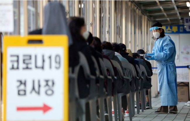코로나19 신규 확진자가 506명 발생한 지난 31일 서울 동대문구 선별진료소에서 사람들이 코로나19 검사를 위해 줄지어 대기하고 있다. 질병관리청 중앙방역대책본부(방대본)에 따르면 이날 0시 기준 누적 확진자는 전날 0시 이후 506명이 증가한 10만3088명이다 (사진=뉴시스 제공)