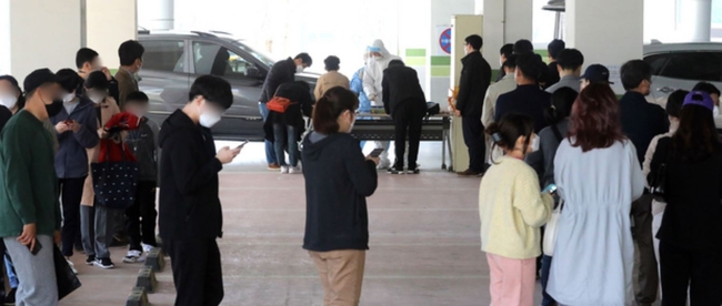 세종시 초등학교와 고등학교에서 코로나19 확진자가 집단으로 발생하며 방역에 비상이 걸린 지난달 31일 시민들이 검사를 받기 위해 선별진료소에 길게 줄지어 차례를 기다리고 있다 (사진=뉴시스 제공)