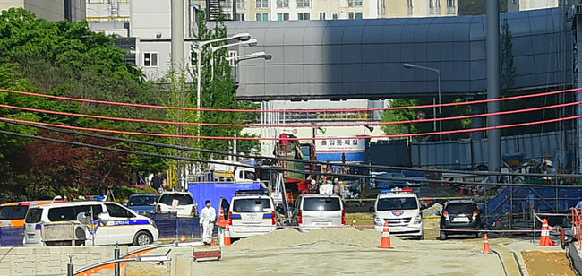 지난 2015년 4월 30일 오후 신축공사장에서 공기조화기를 점검하던 작업자 3명이 질소로 추정되는 가스에 질식해 숨지는 사고가 발생한 경기 이천 SK하이닉스 이천 사업장에서 경찰이 조사를 벌이고 있다 (사진=뉴시스 제공)