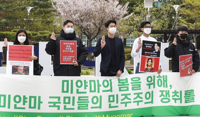 조영석 부경대 총학생회장(가운데) 등 부경대생들과 미얀마 유학생들이 성명서를 발표하고 저항의 상징인 ‘세 손가락 경례’를 하고 있다.