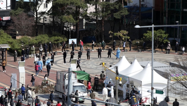 코로나19 신규 확진자가 415명 발생해 엿새째 400명대를 이어가고 있는 지난 22일 서울 구로구 구로역 광장 코로나19 임시선별검사소에서 외국인근로자 및 시민들이 검사를 받기 위해 줄 서 있다 (사진=뉴시스 제공)