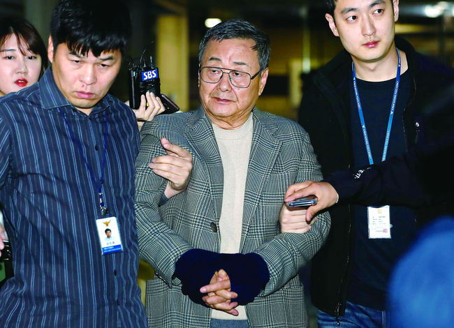 미국에서 송환 이후 영장실질검사를 위해 서울 서초구 서울중앙지방법원에 출석한 김준기 전 DB그룹 회장. (2019년 10월 25일)