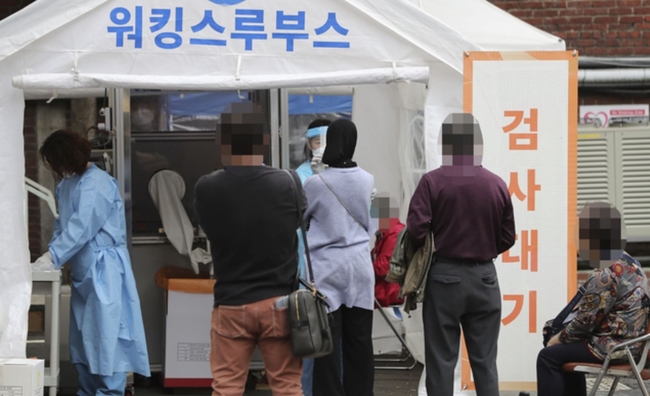 코로나19 신규 확진자 558명 발생하며 3일 연속 500명 이상을 기록하고 있는 지난 2일 오후 서울 중구 국립중앙의료원 코로나19 선별진료소에서 사람들이 코로나19 검사를 받고 있다 (사진=뉴시스 제공)