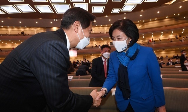  박영선 더불어민주당 서울시장 후보와 오세훈 국민의힘 서울시장 후보가 4일 서울 서초구 사랑의교회에서 열린 '2021 한국교회 부활절 연합예배'에 참석해 인사하고 있다