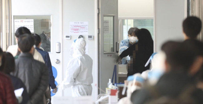 코로나19 신규 확진자가 506명 발생한 지난달 31일 서울 동대문구 선별진료소에서 사람들이 코로나19 검사를 위해 줄지어 대기하고 있다. 질병관리청 중앙방역대책본부(방대본)에 따르면 이날 0시 기준 누적 확진자는 전날 0시 이후 506명이 증가한 10만3088명이다 (사진=뉴시스 제공)