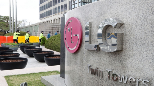 LG전자의 스마트폰 사업을 담당하는 MC사업본부는 2015년 2분기 이래 23분기 연속 영업적자를 이어오고 있다. 이에 오는 5일 LG전자 이사회 개최가 예정된 가운데 철수 방안이 나올 지 관심이 쏠리고 있다. 사진은 지난 4일 오후 서울 영등포구 LG트윈타워 모습 (사진=뉴시스 제공)