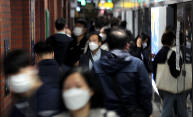 5일 서울 중구 시청역에서 시민들이 출근하고 있다. 권덕철 중앙재난안전대책본부(중대본) 1차장 겸 보건복지부 장관은 지난 4일 코로나19 위험 상황이 4차 유행 갈림길에 섰다며 유행이 확산하면 환자가 하루 500명에서 1000명으로 늘어날 것을 우려했다 (사진=뉴시스 제공)