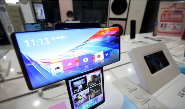 LG전자가 적자를 내던 스마트폰 사업부 철수를 확정한 5일 오전 서울 시내 한 LG전자 매장에 스마트폰이 진열돼 있다 (사진=뉴시스 제공)