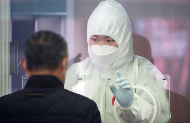 코로나19 신규 확진자가 456명으로 집계된 지난달 21일 오전 서울 중구 서울역광장에 마련된 코로나19 중구임시선별검사소에서 의료진이 검체 채취를 하고 있다 (사진=뉴시스 제공)