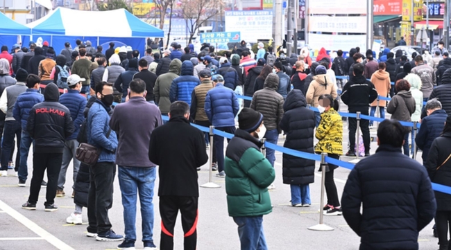 지난달 21일 오전 경기도 안산시 단원구 외국인주민지원본부 인근에 설치된 임시선별검사소에서 외국인 근로자들과 시민들이 코로나19 검사를 받기위해 길게 줄 서 대기하고 있다 (사진=뉴시스 제공)
