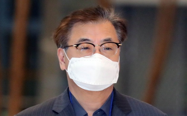 서훈 국가안보실장이 방미 일정을 마치고 17일 오후 인천국제공항 제2터미널을 통해 귀국하고 있다. 국가안보실장은 지난 13일~16일간 미국 정부의 초청으로 워싱턴을 방문, 폼페이오 국무장관과 오브라이언 백악관 국가안보보좌관 등을 면담했다. (사진=뉴시스 제공)