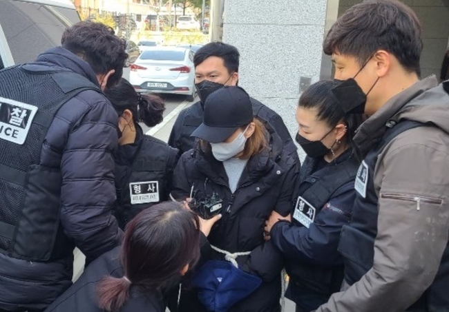 경북 구미에서 숨진 3세 여아의 친모 A(49)씨가 지난달 17일 검찰 송치를 위해 구미경찰서에서 출발하고 있다 (사진=뉴시스 제공)