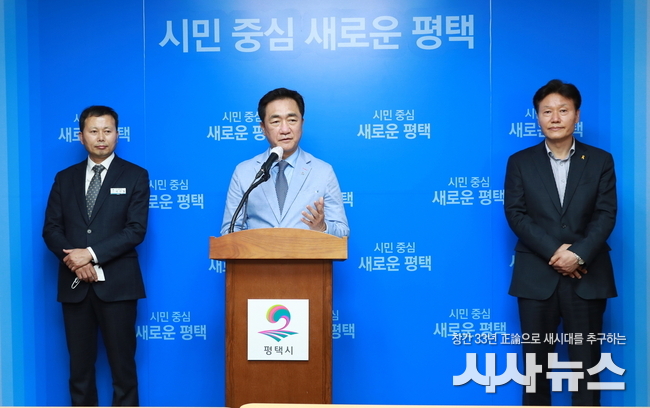 (좌) 배선철 도시개발과장 (가운데) 정장선 평택시장 (우) 이용주 평택시교육청 교육장