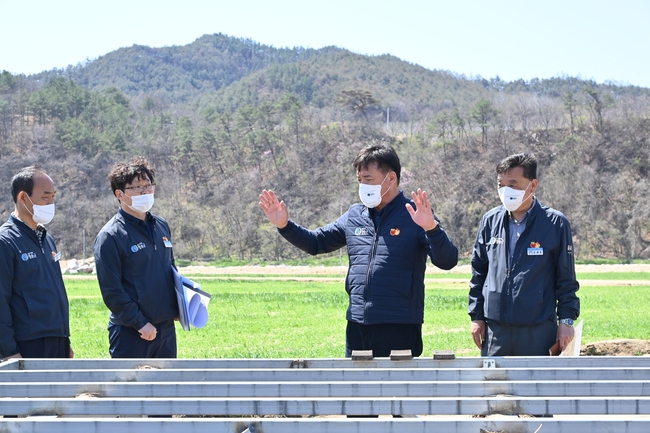 윤경희 청송군수가 군정 주요 현안사업장을 찾아 현장점검을 실시하고 있다. 