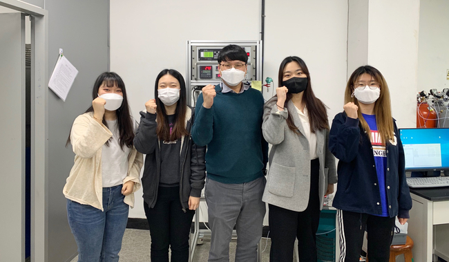 왼쪽부터 김규리, 공지현, 지도교수 장원준, 김민주, 김진희 사진