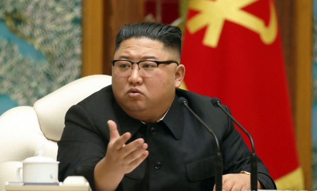 김정은 북한 노동당 국무위원장이 지난 15일 평양에서 열린 노동당 정치국 회의에 참석하고 있다. 북한이 신종 코로나바이러스 감염증(코로나19)과 싸우기 위해 바다를 통한 북한 입국 규제를 더욱 강화하고 있다고 북한 관영매체들이 2020년 11월 29일 보도했다. 한국은 이틀 전인 27일 북한이 바다낚시를 금지했다고 밝혔었다 (사진=뉴시스 제공)