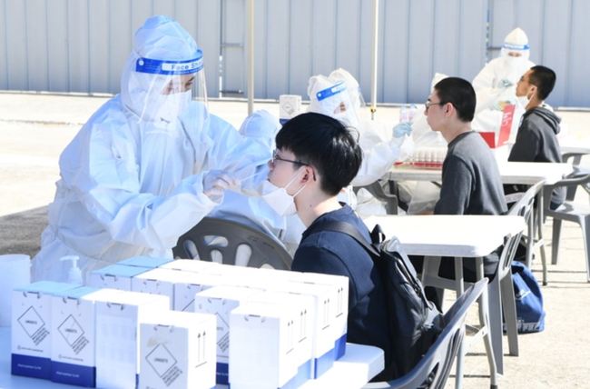 5일 제674기 해군병 입영대상자들이 코로나19 PCR검사를 하고 있다 (사진=해군교육사령부 제공)