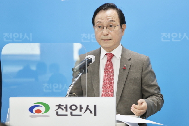 박상돈 천안시장이 6일 천안시청 브리핑실에서 총 3,500억원 규모의 4개 도로에 대한 ‘도로교통망 개선계획’ 브리핑을 하고 있다.(사진=천안시청)