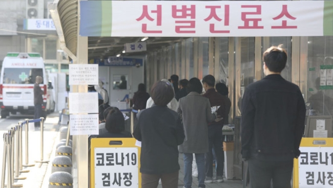 코로나19 신규 확진자가 506명 발생한 지난달 31일 서울 동대문구 선별진료소에서 사람들이 코로나19 검사를 위해 줄지어 대기하고 있다. 질병관리청 중앙방역대책본부(방대본)에 따르면 이날 0시 기준 누적 확진자는 전날 0시 이후 506명이 증가한 10만3088명이다 (사진=뉴시스 제공)