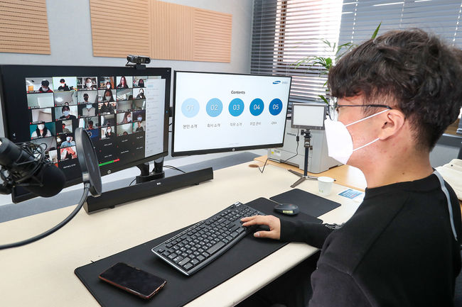삼성SDI에 재직 중인 동아대 신정환 졸업생이 후배들을 위해 온라인 직무교육을 하고 있다.